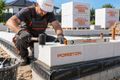 Перший ряд кладки газоблоку PORISTON: гідроізоляція фундаменту, вирівнювання за нівеліром та перехід на тонкий шов фото